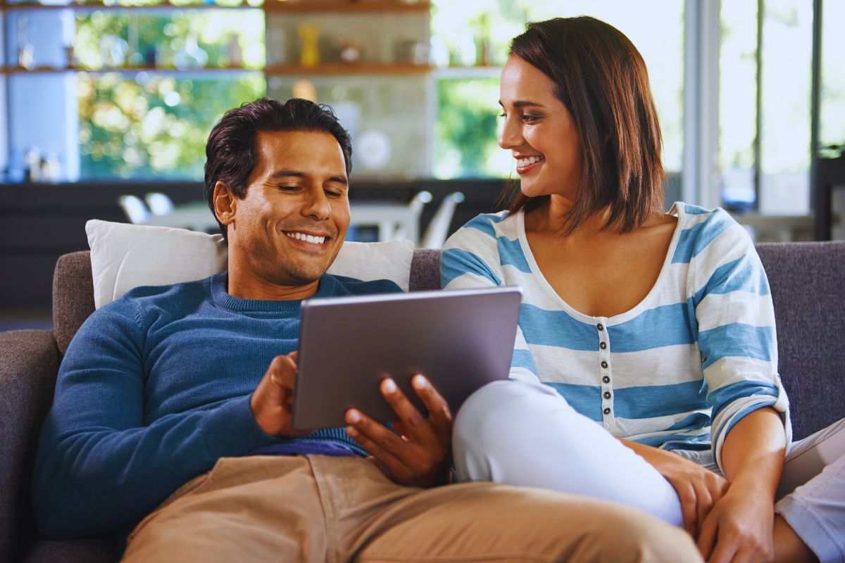 Coppia sorridente su divano