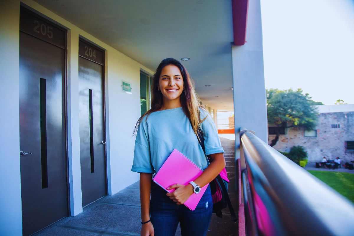 Ragazza sorridente con zaino in spalla