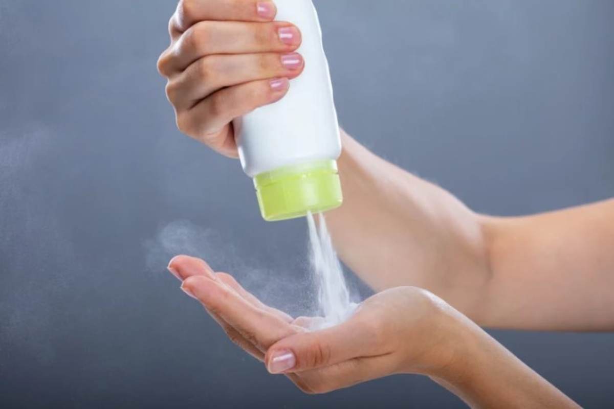 persona mette il borotalco sulle mani