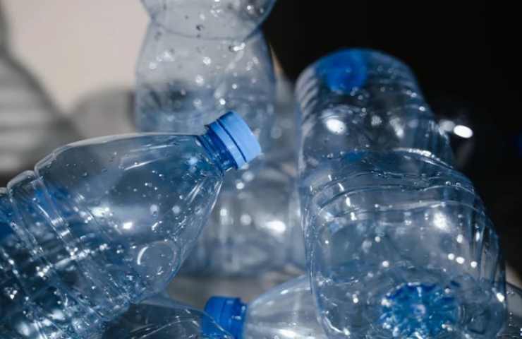 diverse bottiglie di plastica