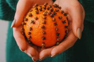 Donna che mostra un pomander completo