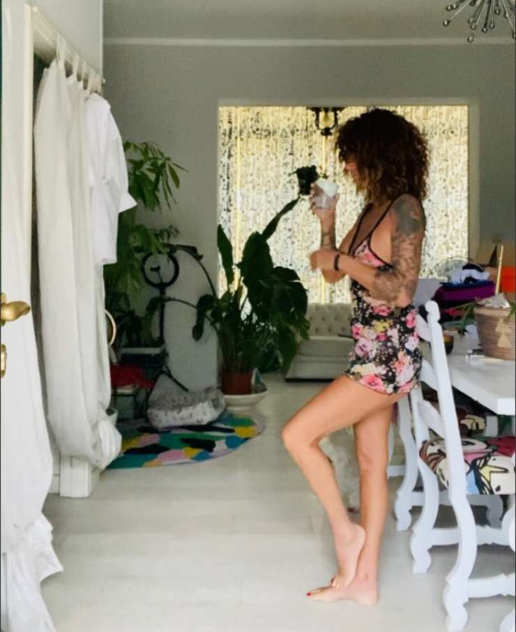 Cristina Plevani all'interno del salone di casa sua