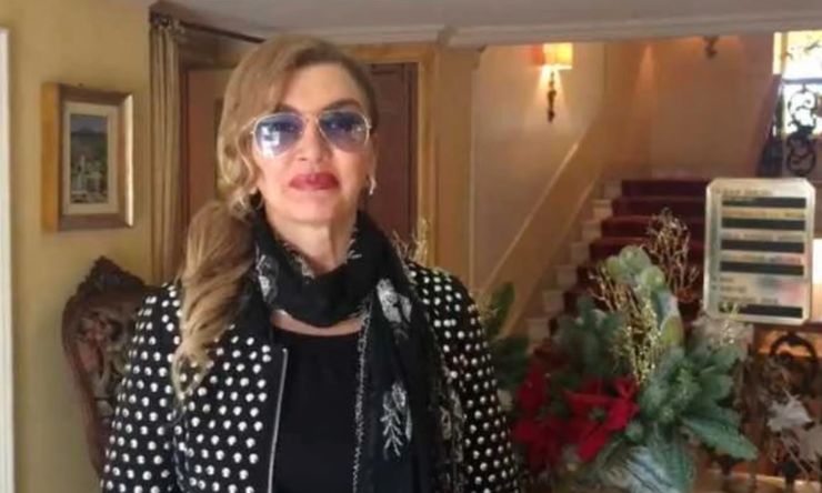 Milly Carlucci all'interno del salone della sua casa romana