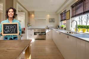 Donna che mostra cartello con su scritto "Zero Waste"
