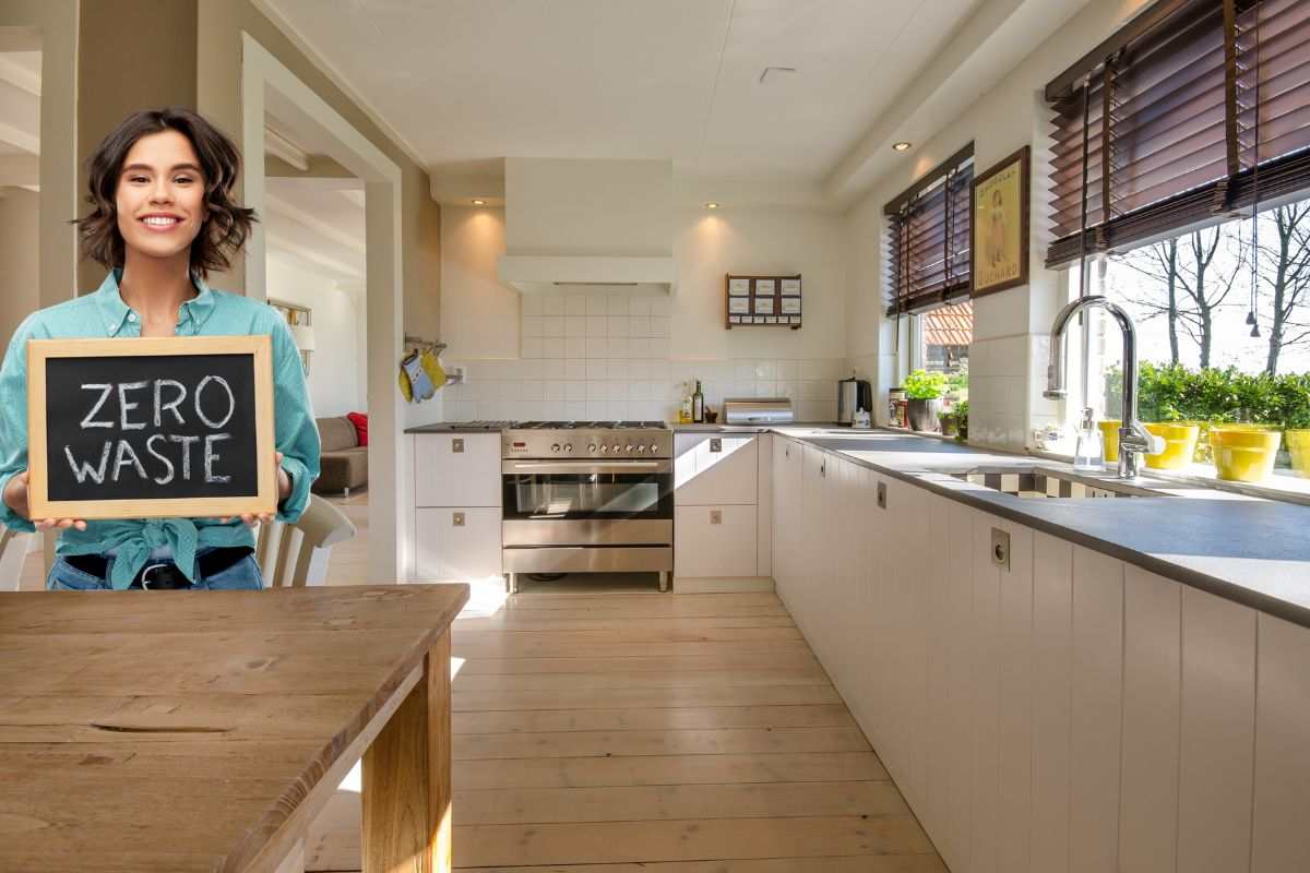 Donna che mostra cartello con su scritto "Zero Waste"
