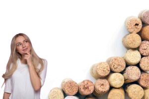 Donna che riflette e tappi di sughero