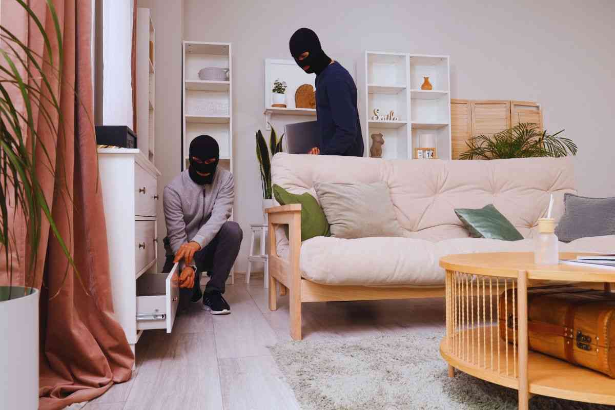 Ladri che frugano in casa