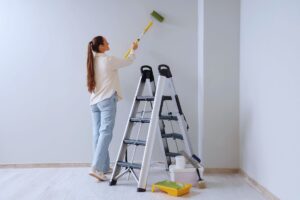 Donna che pittura una parete