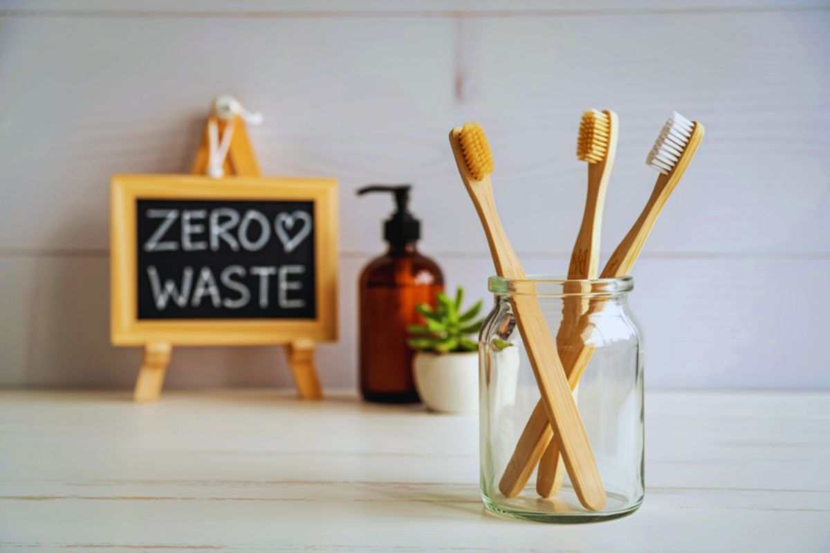 Spazzolini, sapone e lavagnetta con su scritto Zero Waste