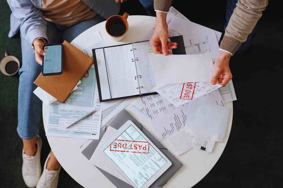 Persone che esaminano documenti su tavolo