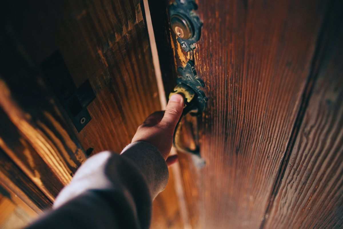 Persona che apre una porta