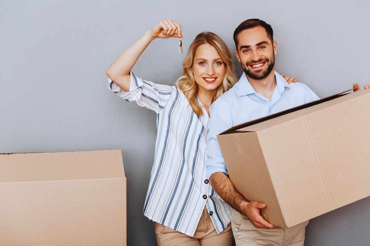 Coppia che trasporta scatoloni durante trasloco