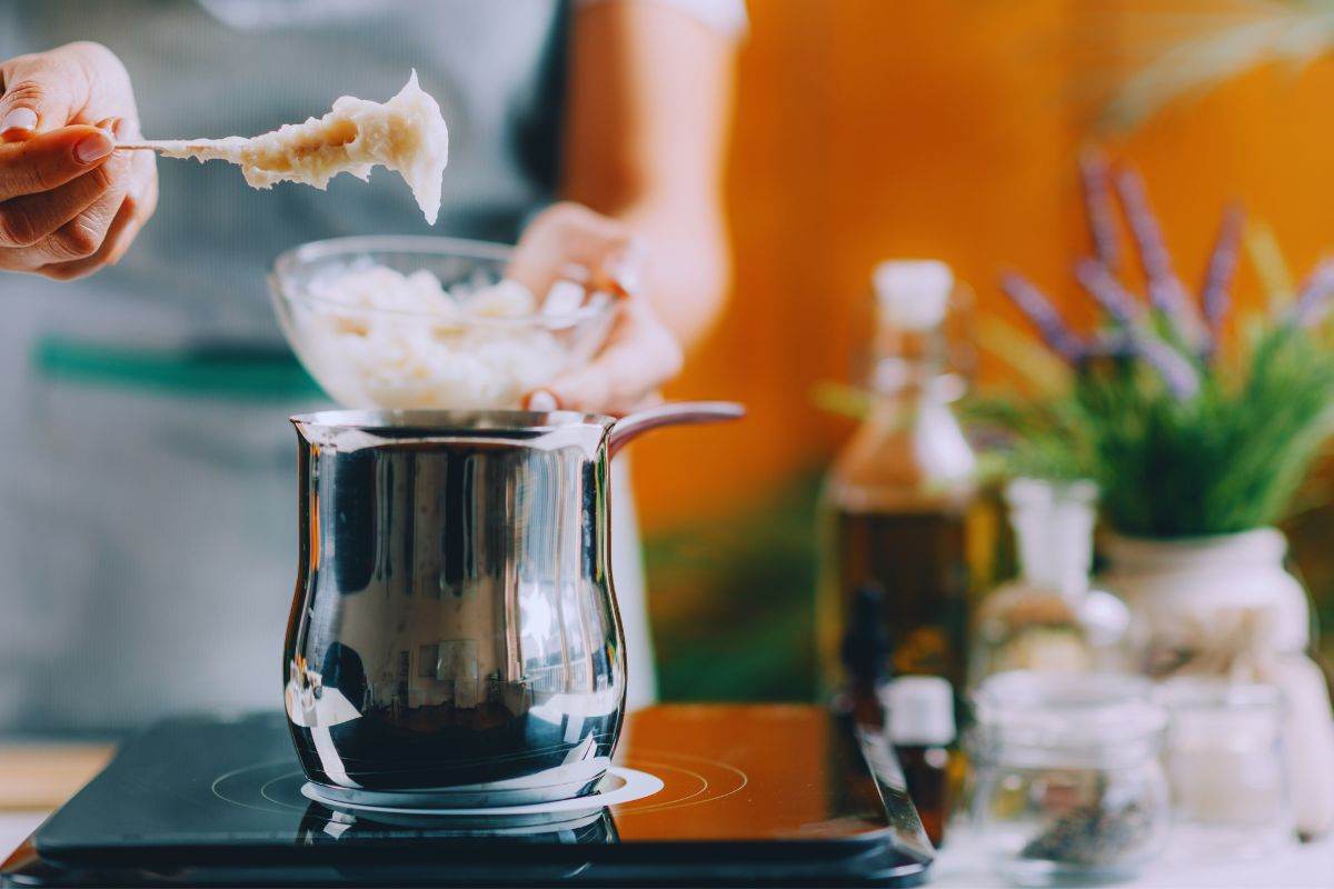 Donna che mescola il composto per creare il sapone