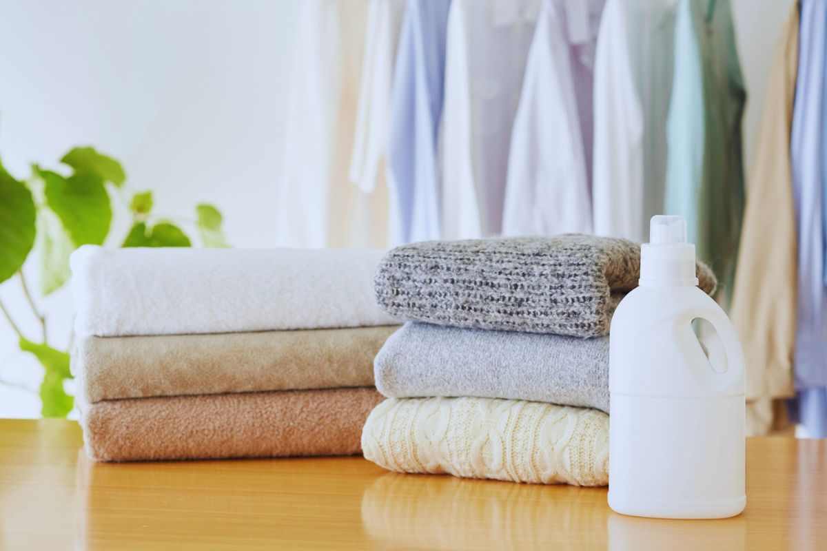 Asciugamani puliti e piegati su ripiano