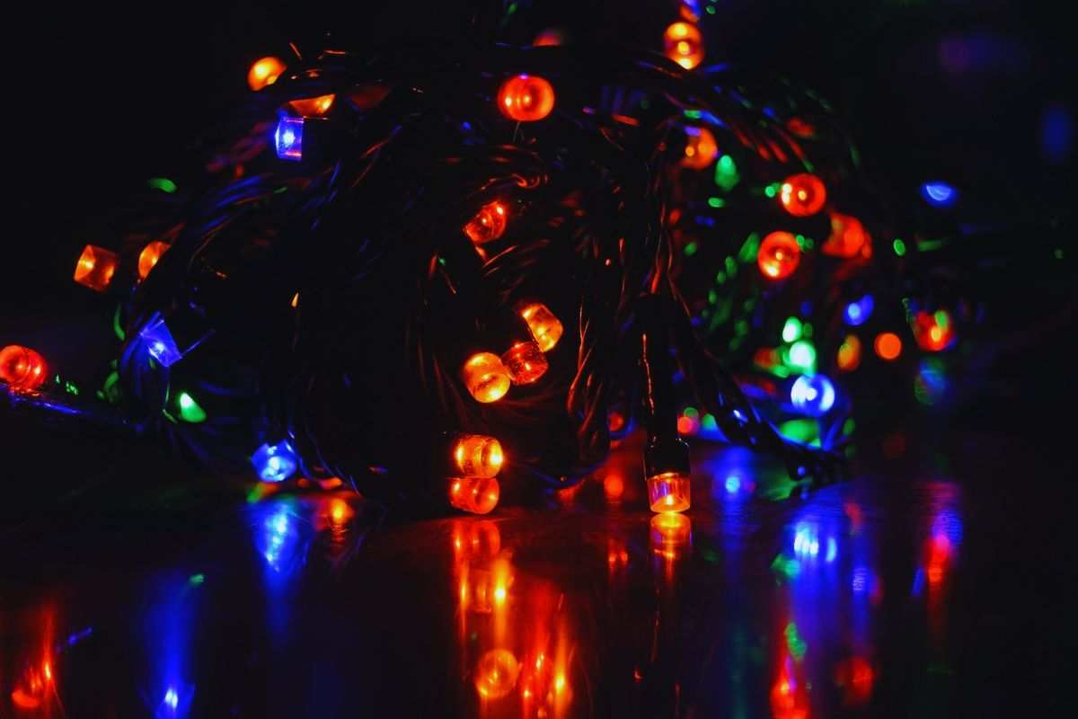 Luci natalizie aggrovigliate