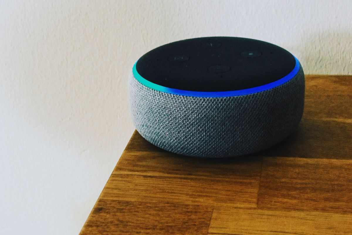 Cassa Echo poggiata su un ripiano