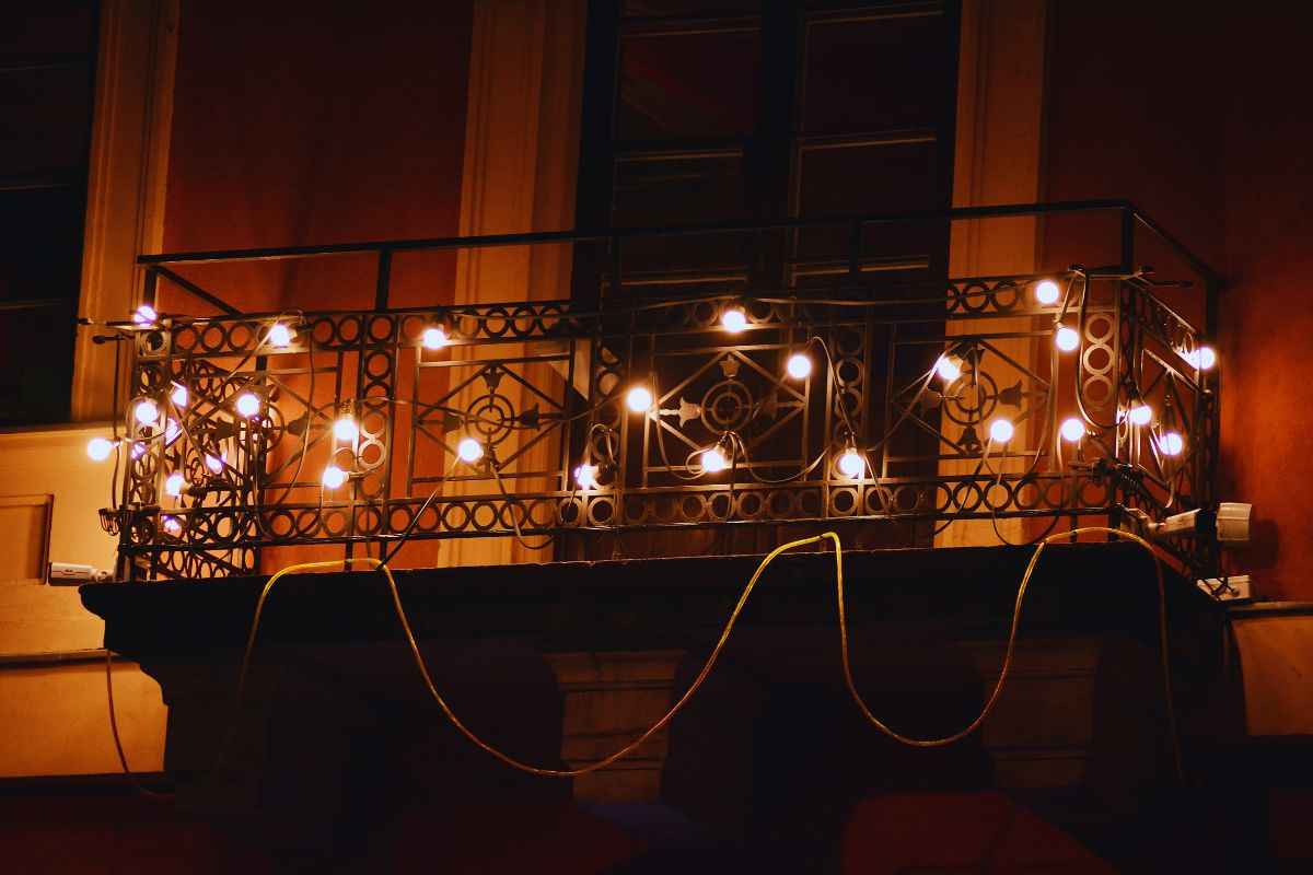 Balcone addobbato con luminarie