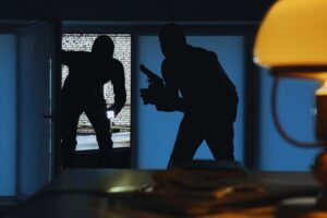 Ladri che s'introducono armati in un appartamento