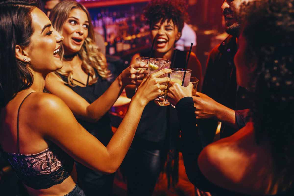 Ragazze che brindano in un locale