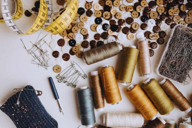 Bottoni, gomitoli e aghi per la cucitura