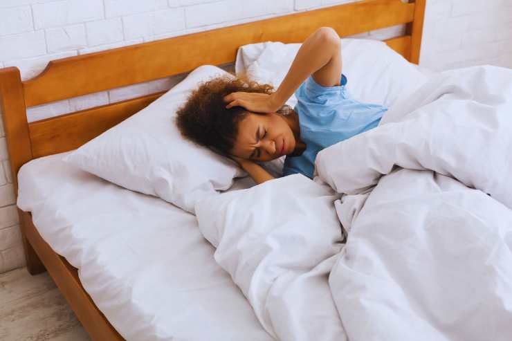 Ragazza infastidita dal rumore mentre cerca di dormire