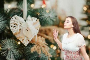 donna che odora le decorazioni natalizie