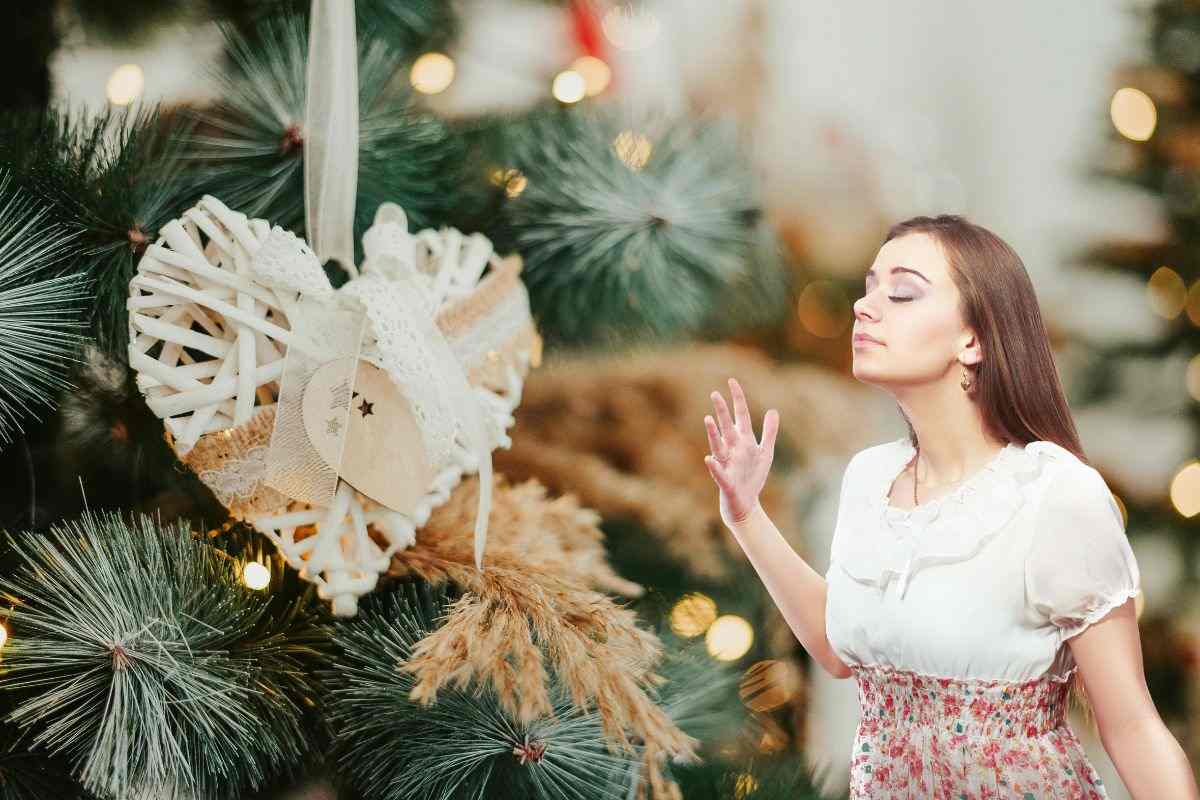 donna che odora le decorazioni natalizie