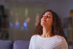 Ragazza che si gode l'aria fresca in casa