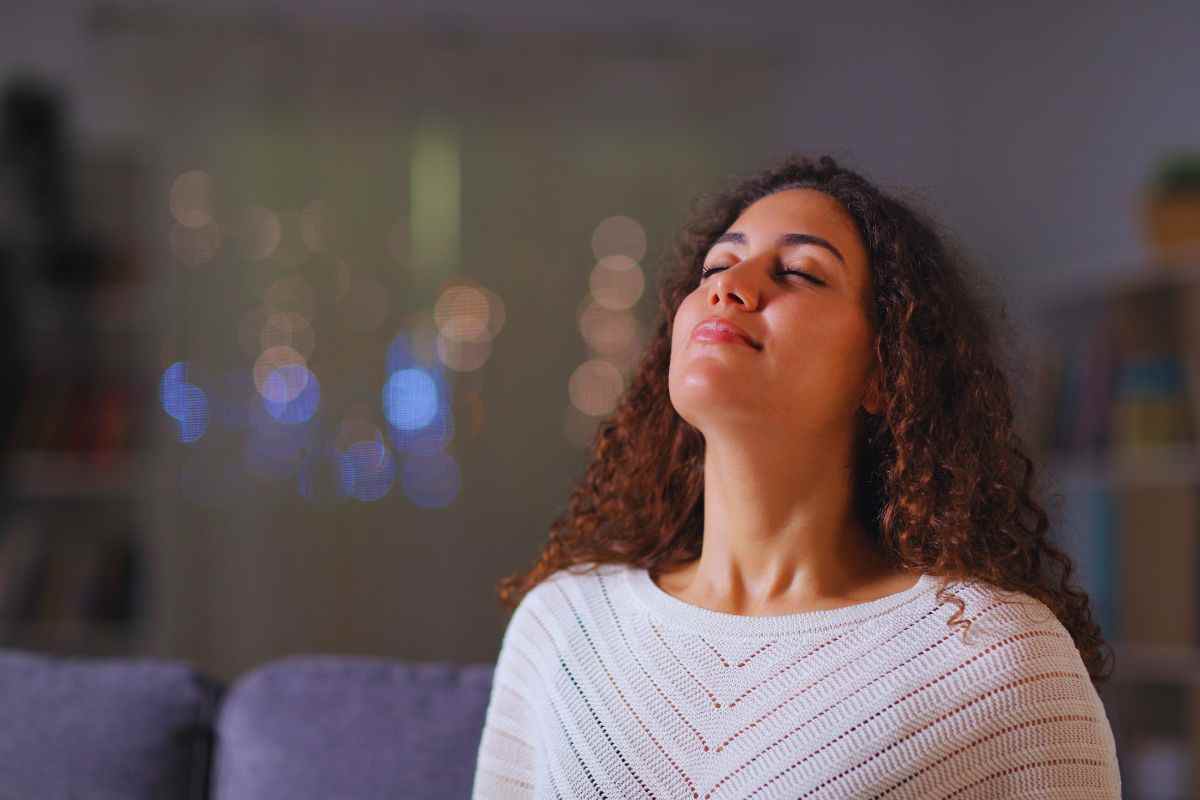 Ragazza che si gode l'aria fresca in casa