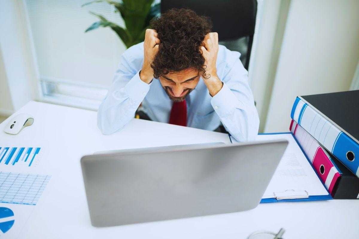 Uomo disperato che si mette le mani tra i capelli