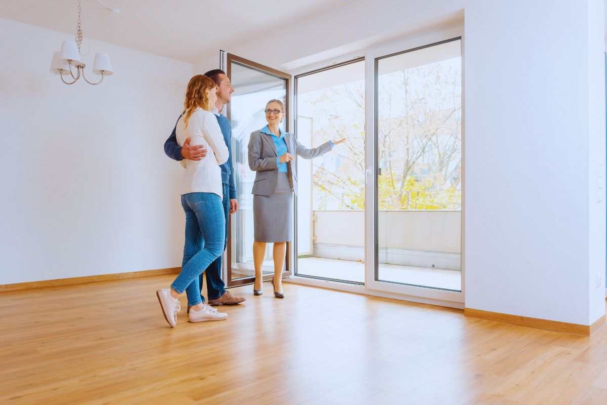 Coppia che valuta casa da affittare