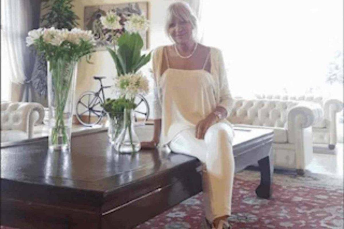 Gemma Galgani poggiata sul tavolo del suo salone