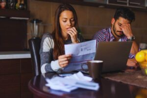 giovane coppia preoccupata dall'ammontare della bolletta