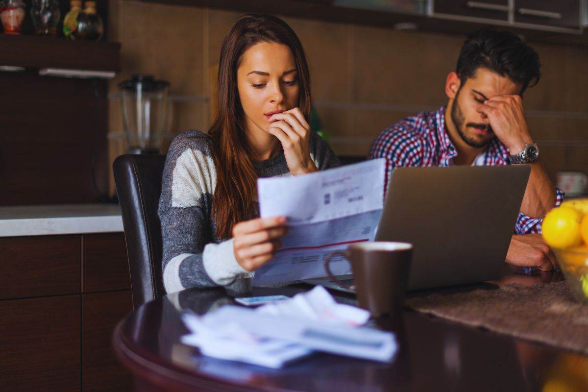 giovane coppia preoccupata dall'ammontare della bolletta