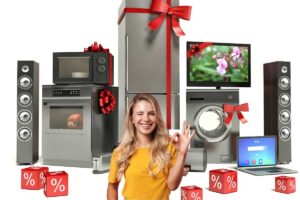 Ragazza sorridente accanto ad elettrodomestici nuovi