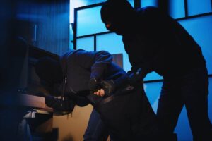 Ladri che frugano tra i cassetti