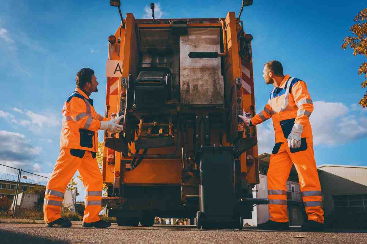 Operatori ecologici che smaltiscono rifiuti