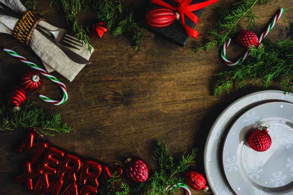 Decorazioni e piatti in stile natalizio