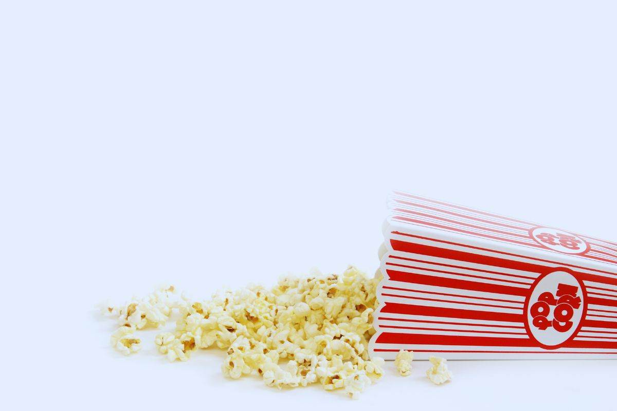 Cartone pop corn rovesciato su tavolo