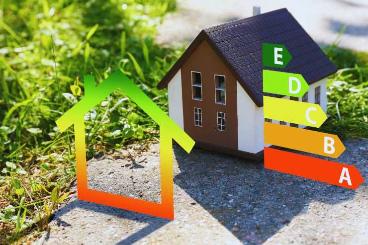 Modellino casa, simbolo e etichette di efficienza energetica