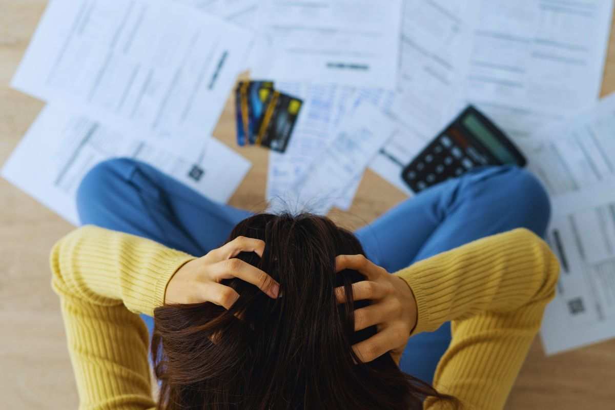 Donna che si mette le mani tra i capelli per la disperazione