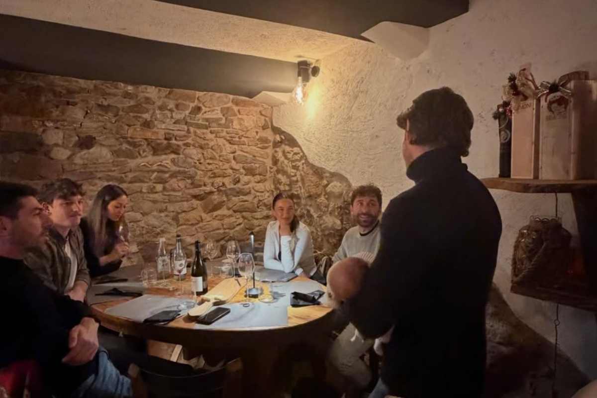 Ignazio Moser insieme agli amici e al figlio nella cantina della sua casa di montagna