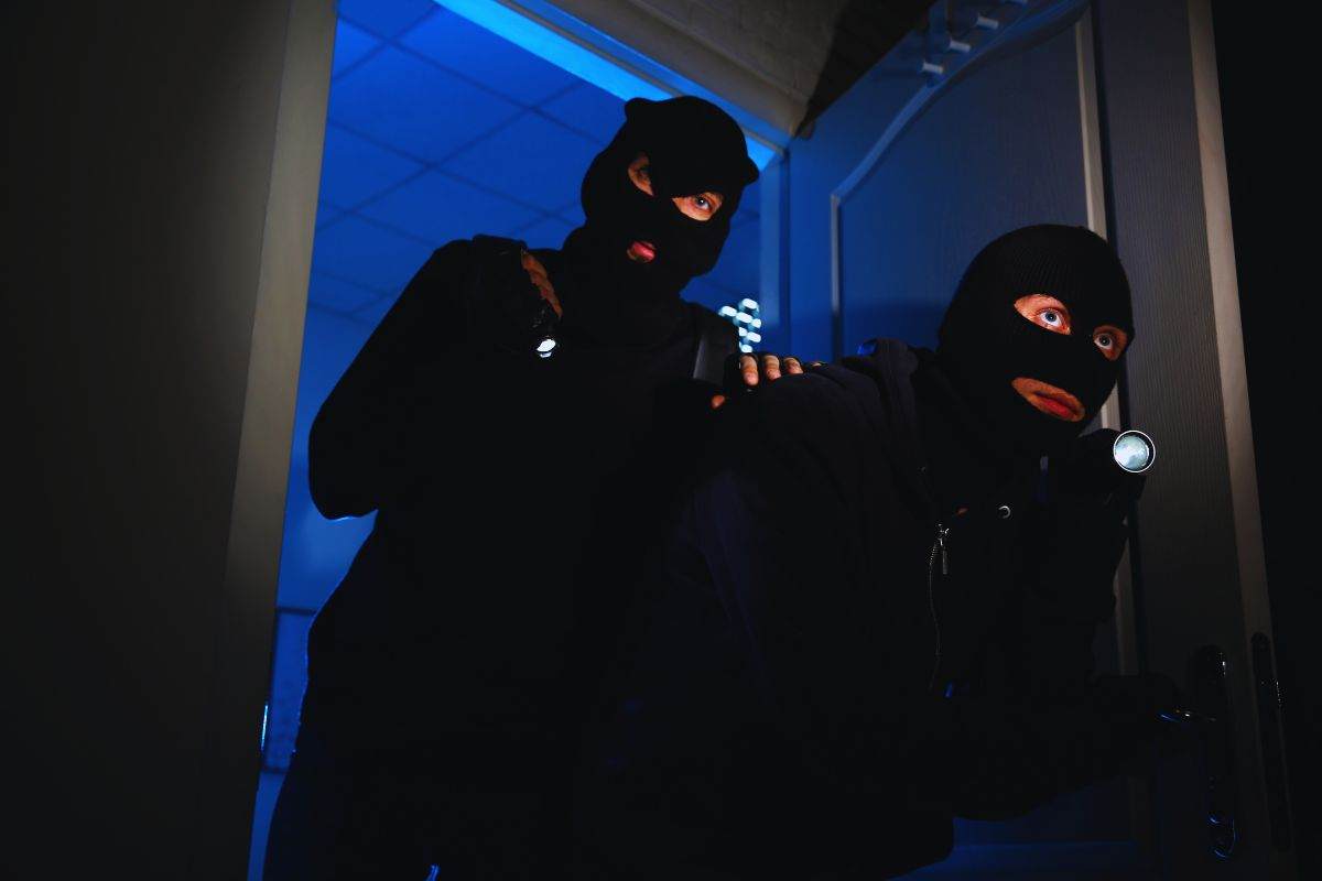 Ladri che si inoltrano approfittando del buio