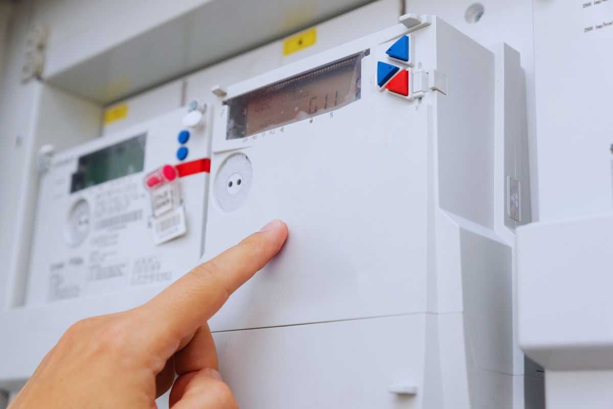 Persona che controlla contatori