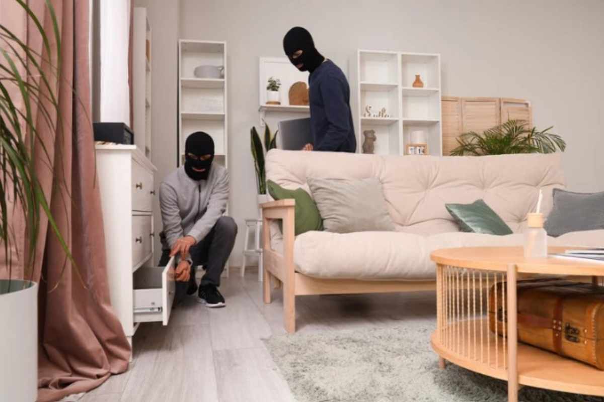 ladri cercano denaro in casa