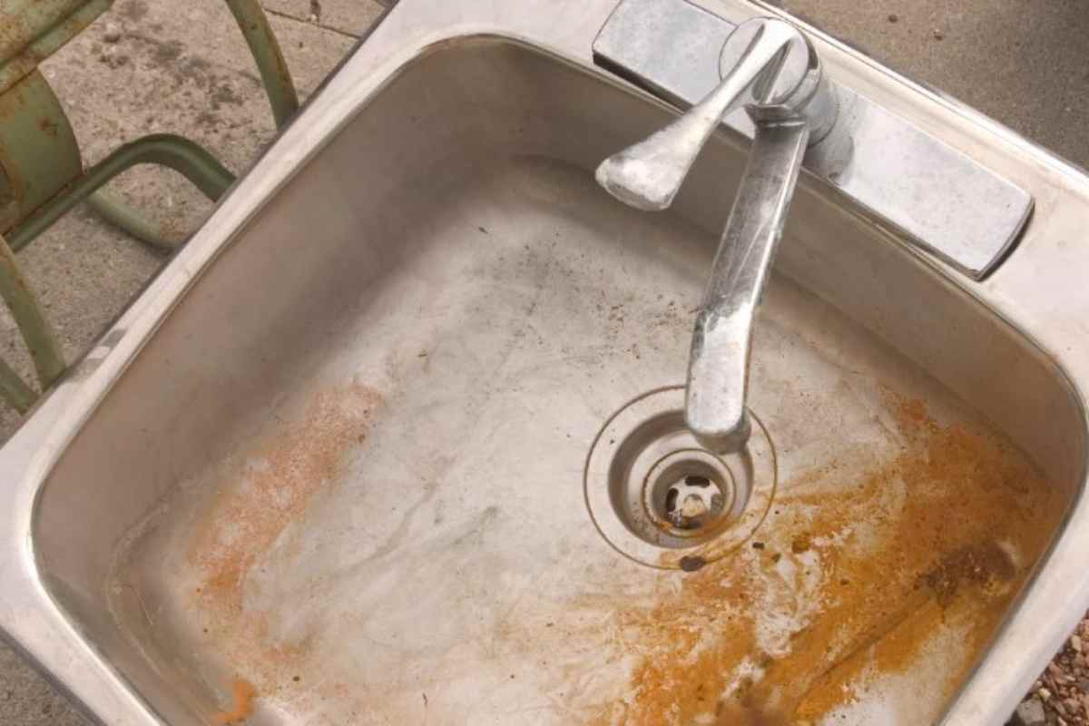Lavandino pieno di ruggine