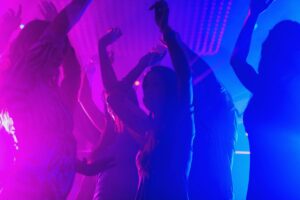 Ragazze che ballano in un night club