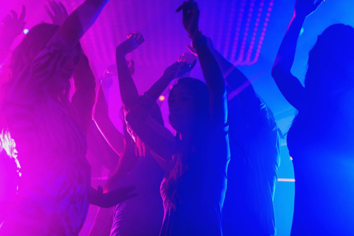 Ragazze che ballano in un night club