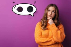 Ragazza che riflette su quale assistente vocale scegliere