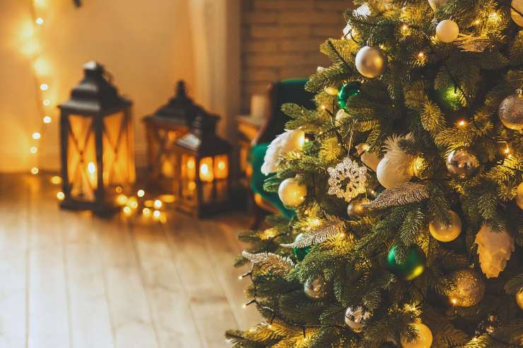 Albero di Natale e lanterne accese